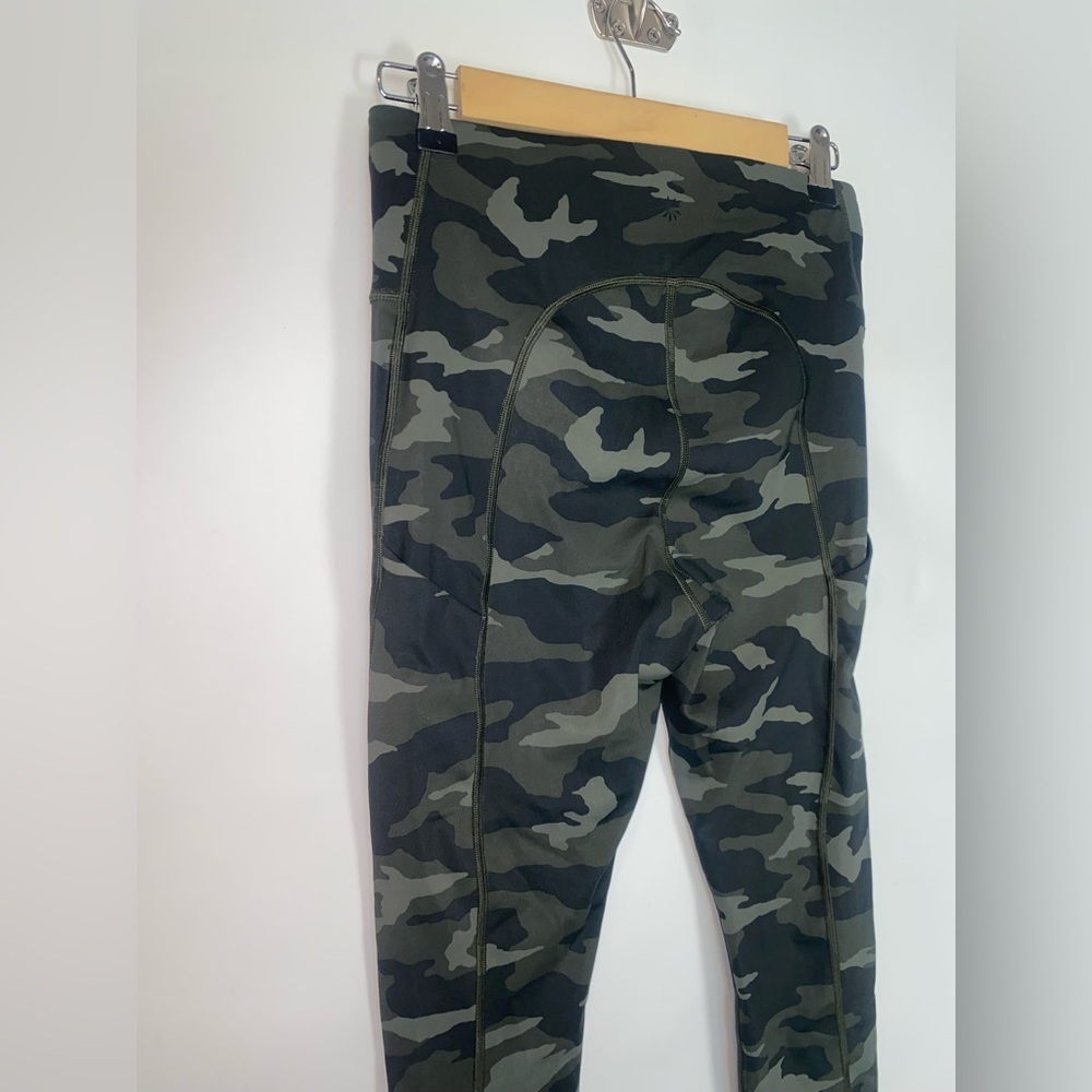 Athleta Ultimate Stash Pocket Camo 7/8 Size Small‎ - Picture 8 of 15